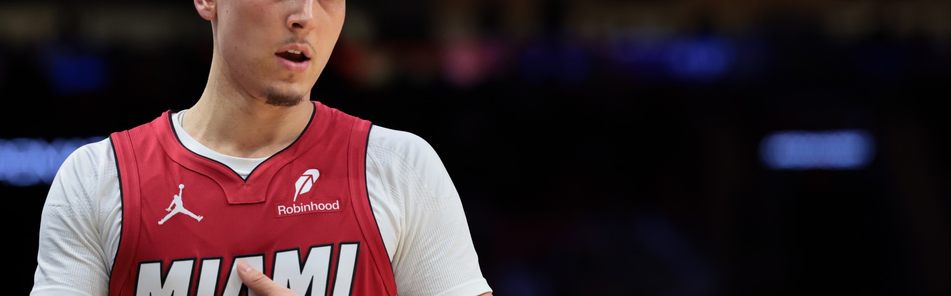 9393体育平台-正常发挥！希罗15投8中拿到22分3篮板2助攻1抢断 正负值+8