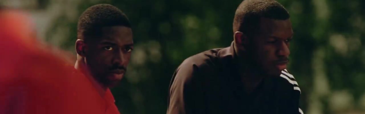 登贝莱与阿迪达斯合作拍摄宣传片，与少年一起踢球