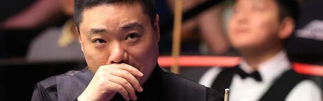丁俊晖爬上球台逗笑全场观众，英媒赞其松弛，没被赵心童火力冲垮